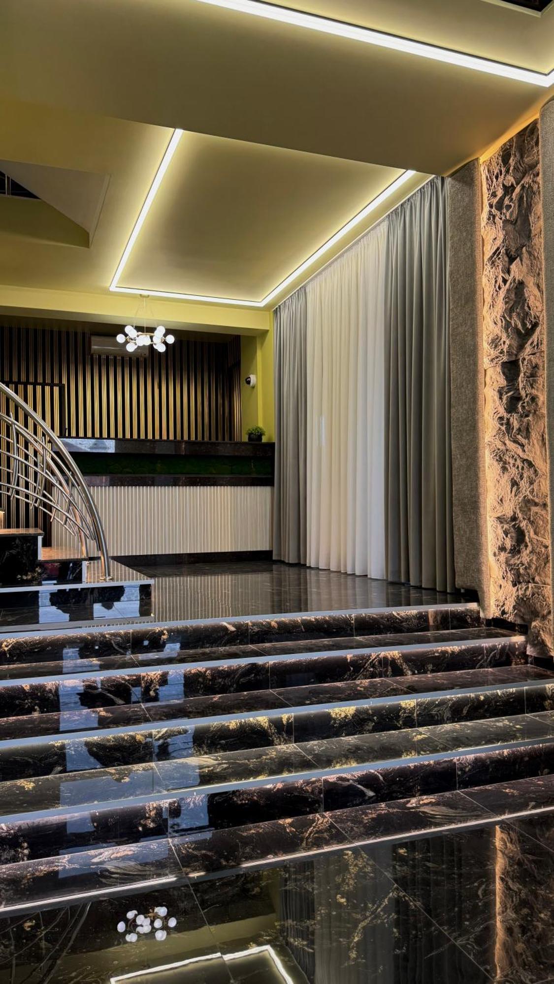Hotel Sorelo Питешти Экстерьер фото